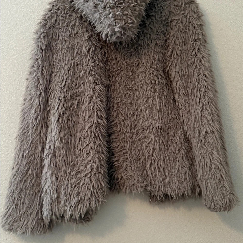 Fluffy coat with hood - Picture 2 of 3